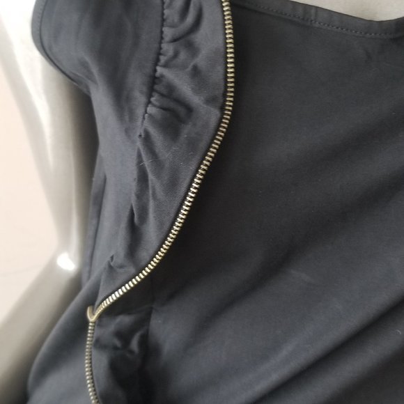 Black Top With Zipper Ruffle - Picture 3 of 3